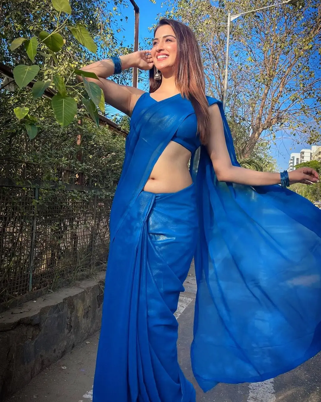 INDIAN ACTRESS ESHANYA MAHESHWARI IN BLUE SAREE SLEEVELESS BLOUSE 7